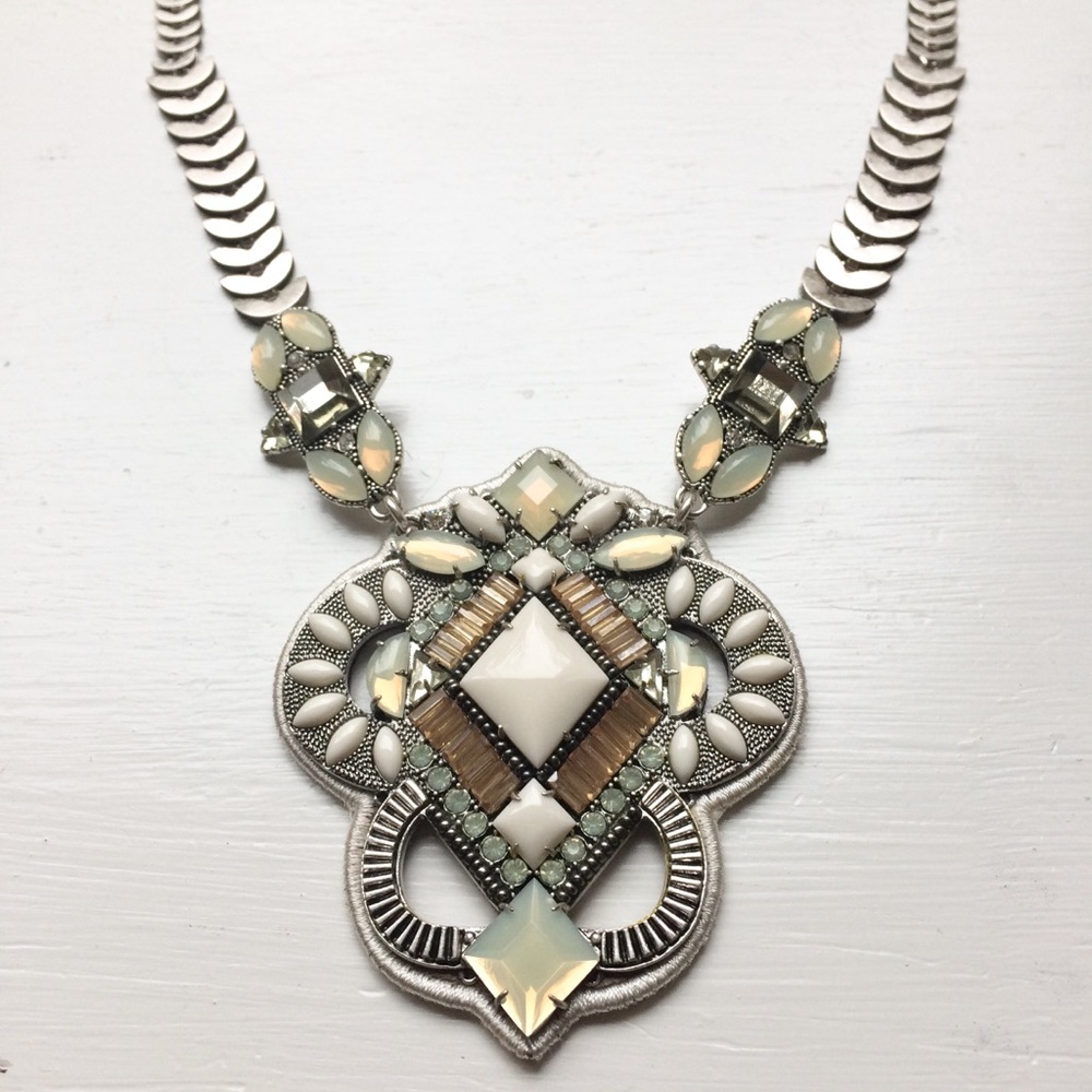 Stella & Dot White statement necklace
